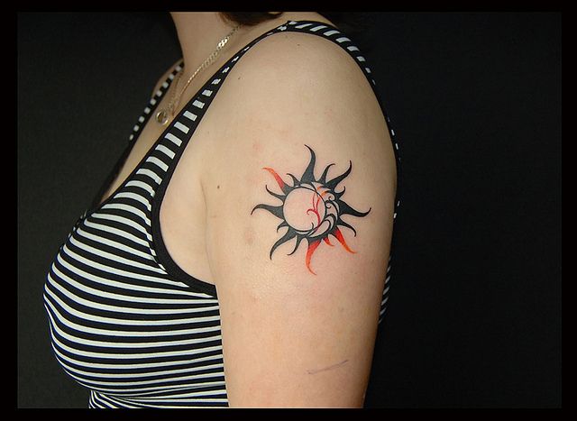 腕,女性,二の腕,太陽,ワンポイント,トライバル,カラータトゥー/刺青デザイン画像