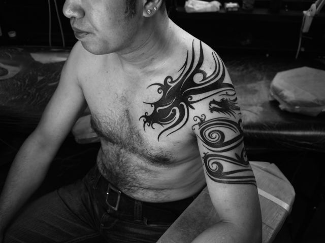 肩,胸,龍,トライバル,ブラック＆グレイ,ブラック＆グレータトゥー/刺青デザイン画像
