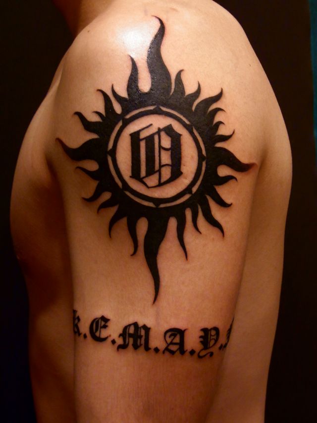 腕,太陽,トライバル,文字,ブラック＆グレイタトゥー/刺青デザイン画像