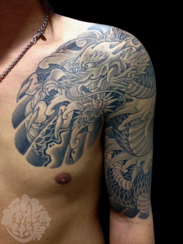 腕,肩,男性,肩腕,龍,ブラック＆グレイ,ブラック＆グレー,烏彫りタトゥー/刺青デザイン画像