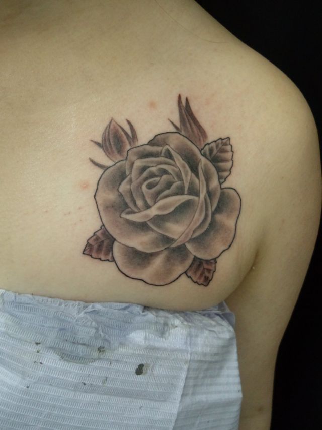 薔薇,胸,ブラック＆グレータトゥー/刺青デザイン画像