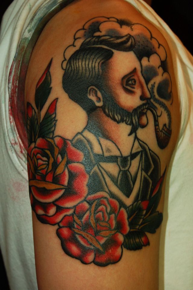 肩,二の腕,男性,肩腕,人物,薔薇,花,バラ,トラッド,パイプ煙草,カラータトゥー/刺青デザイン画像