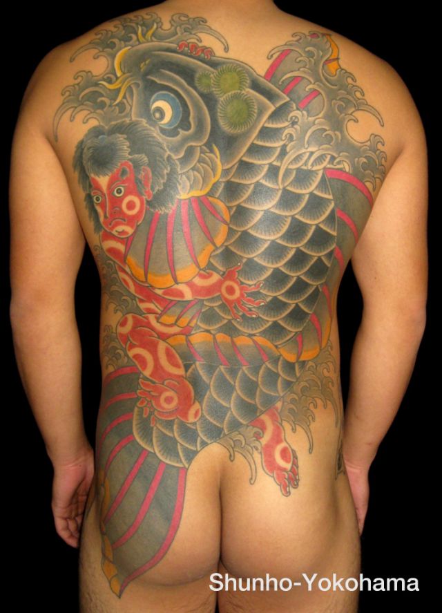 背中,尻,男性,人物,抜き,抱き鯉,カラータトゥー/刺青デザイン画像