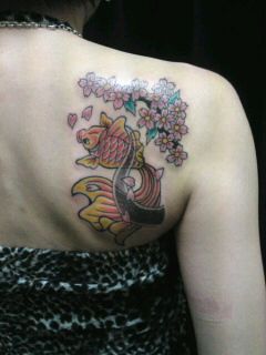 女性,鯉,桜タトゥー/刺青デザイン画像