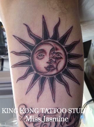 腕,二の腕,男性,太陽,月,フェイス,ムーン,刺青,ブラック＆グレイ,ブラック＆グレー,ブラック＆グレイタトゥー/刺青デザイン画像