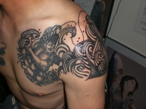 胸,肩,人物,ブラック＆グレータトゥー/刺青デザイン画像