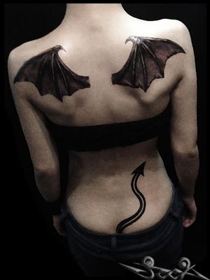 背中 女性 お尻 羽 悪魔 ブラック グレイ ブラック グレーのタトゥーデザイン タトゥーナビ