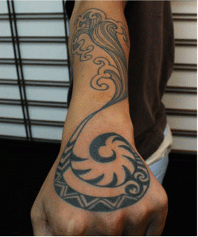 手,トライバルタトゥー/刺青デザイン画像