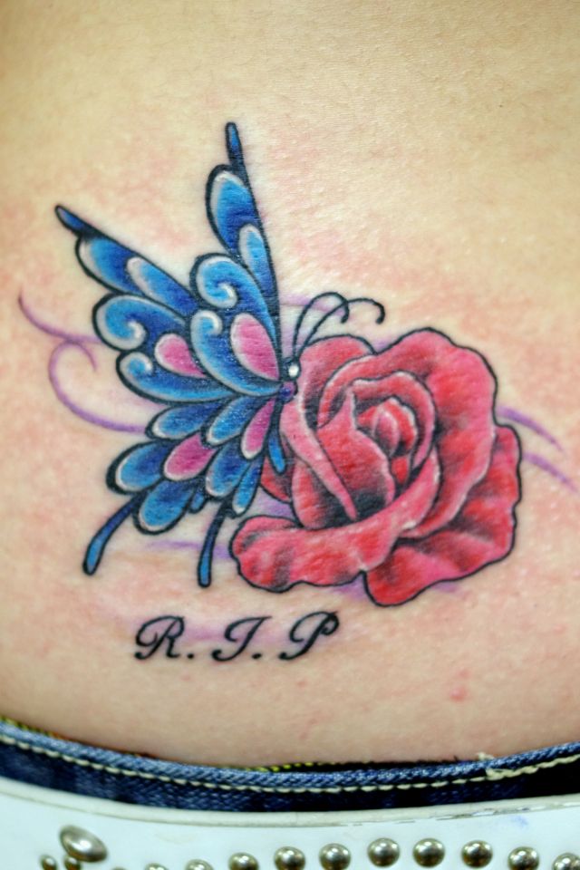 蝶,薔薇,女性,腰タトゥー/刺青デザイン画像