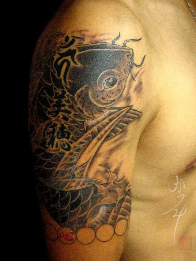 腕,二の腕,男性,鯉,数珠,のぼり鯉,ブラック＆グレイ,ブラック＆グレー,烏彫りタトゥー/刺青デザイン画像