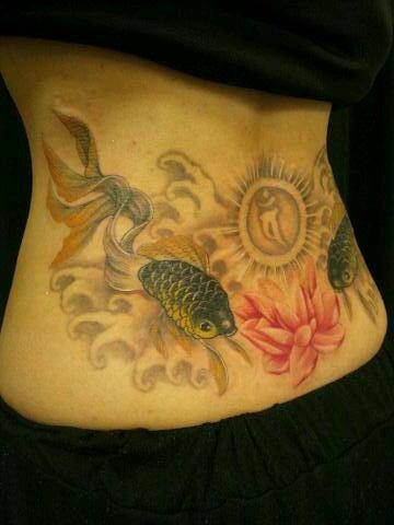女性,腰,鯉,蓮,梵字タトゥー/刺青デザイン画像