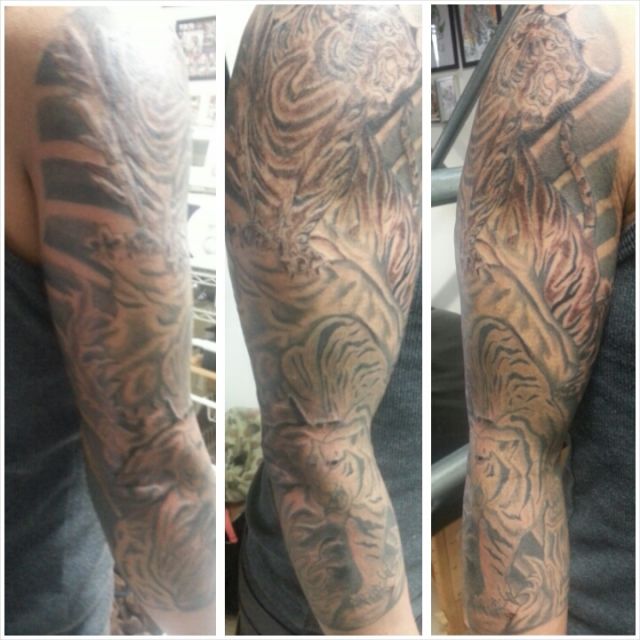 腕,肩,二の腕,肘,男性,額,虎,桜,竹,七分袖,烏彫りタトゥー/刺青デザイン画像