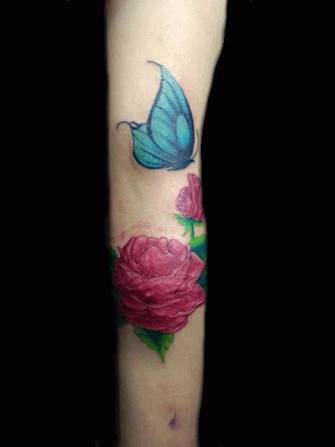 女性,腕,薔薇,蝶タトゥー/刺青デザイン画像
