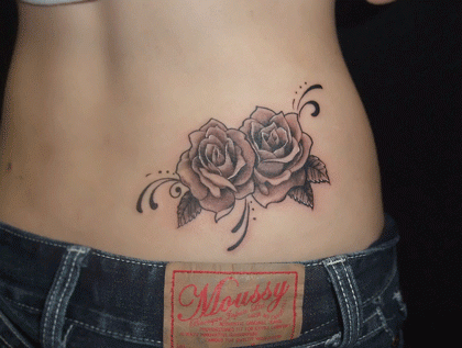 腰,女性,薔薇,ブラック＆グレータトゥー/刺青デザイン画像
