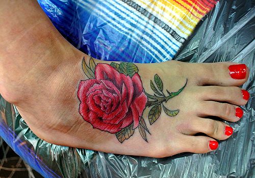 足,薔薇,女性,ワンポイントタトゥー/刺青デザイン画像