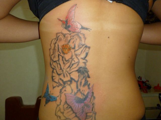 背中,女性,蝶,牡丹タトゥー/刺青デザイン画像