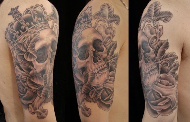 腕,スカル,クラウン,ブラック＆グレー,王冠タトゥー/刺青デザイン画像