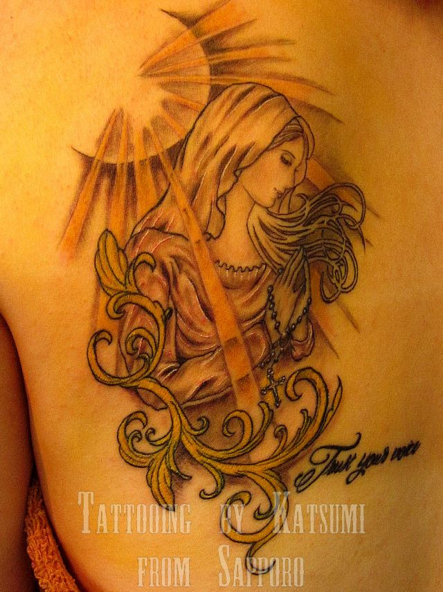 背中,肩,女性,マリア,ブラック＆グレー,カラータトゥー/刺青デザイン画像