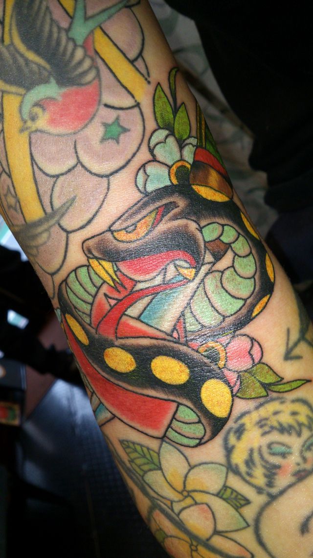 手,腰,フラワー,蛇,花,ナイフ,カラー,カラフルタトゥー/刺青デザイン画像