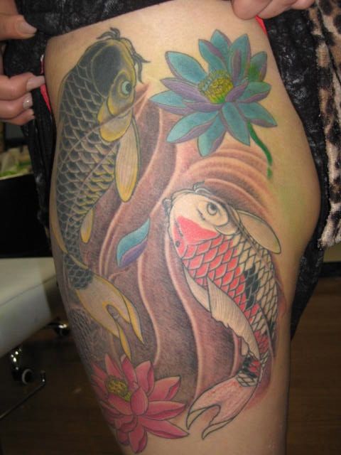 鯉,蓮,太ももタトゥー/刺青デザイン画像