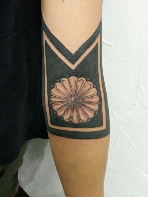 菊紋,肘,ブラック＆グレータトゥー/刺青デザイン画像