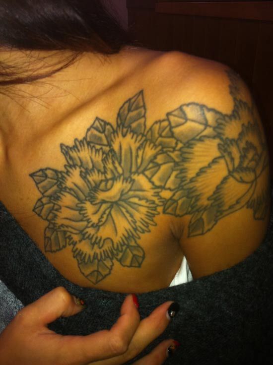 女性,胸,ブラック＆グレータトゥー/刺青デザイン画像