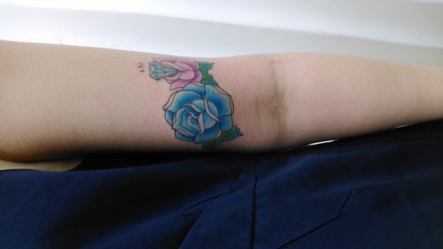 腕,手,薔薇,花,バラ,カラー,カラフルタトゥー/刺青デザイン画像