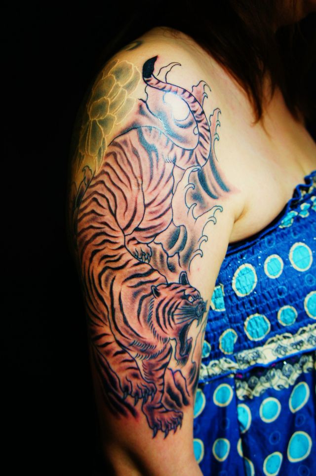 女性,腕,虎,ブラック＆グレータトゥー/刺青デザイン画像