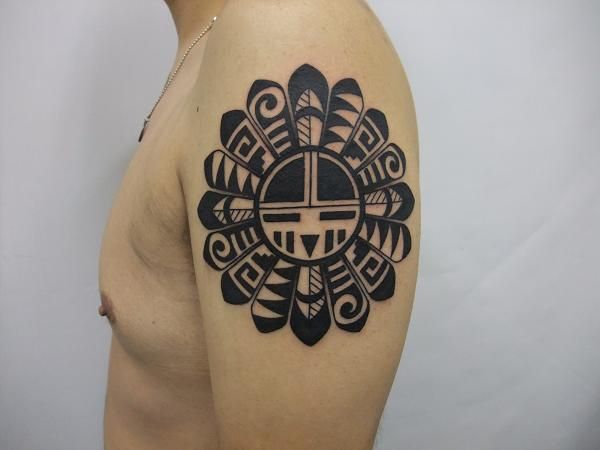 腕,太陽,インディアン,ブラック＆グレイタトゥー/刺青デザイン画像