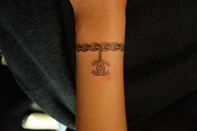 手,手首,女性,宝石,ブラック＆グレータトゥー/刺青デザイン画像
