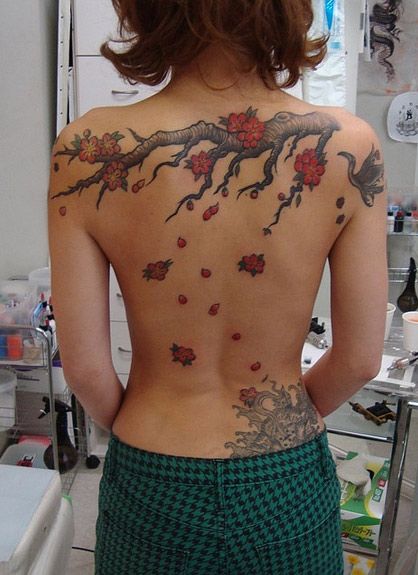 背中,女性,桜タトゥー/刺青デザイン画像
