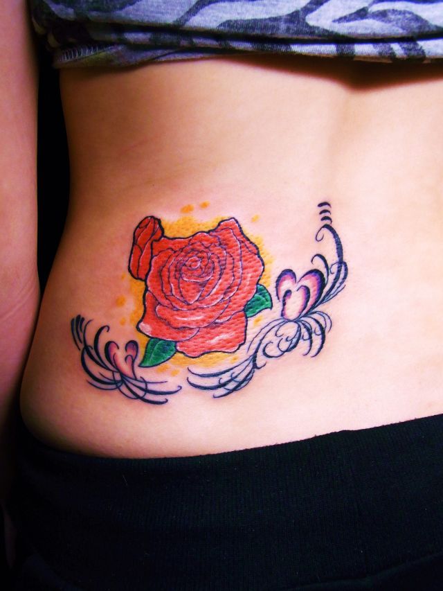 女性,腰,薔薇タトゥー/刺青デザイン画像