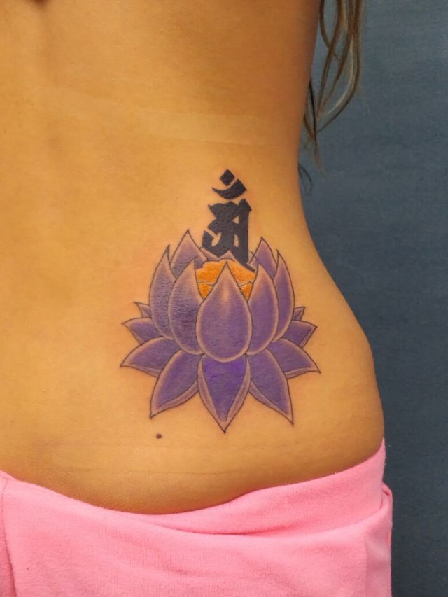 蓮,梵字,腰,ワンポイント,女性,花,植物タトゥー/刺青デザイン画像