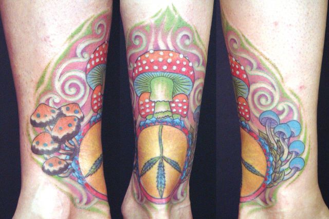 足,ふくらはぎ,足首,マリファナ,キノコ,植物,カラフル,カラータトゥー/刺青デザイン画像