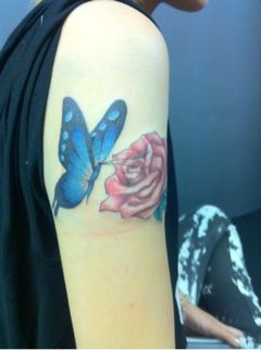 腕,蝶,薔薇タトゥー/刺青デザイン画像