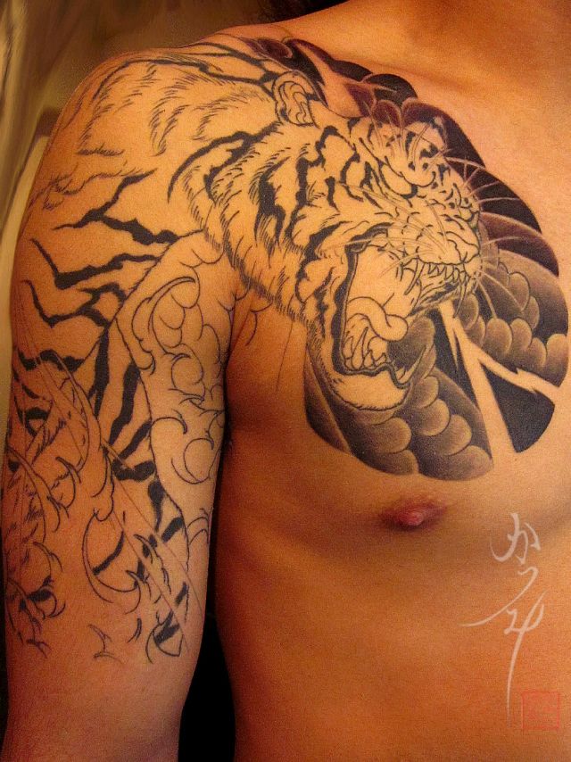 胸,二の腕,男性,額,五分袖タトゥー/刺青デザイン画像