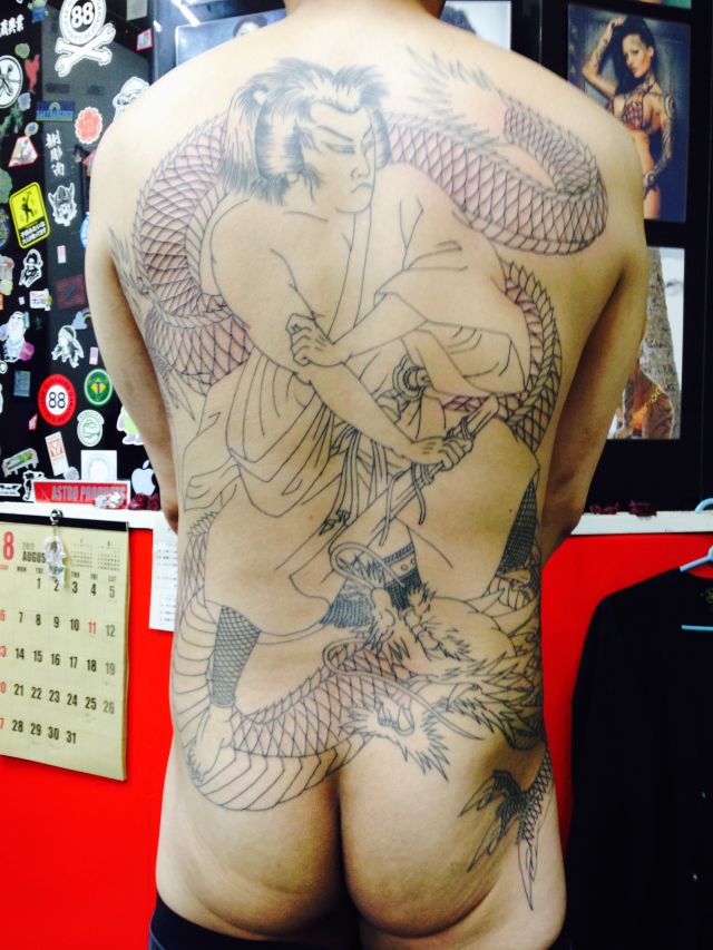 背中,男性,龍,竜,スジ彫りタトゥー/刺青デザイン画像