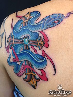 背中,蛇,クロスタトゥー/刺青デザイン画像