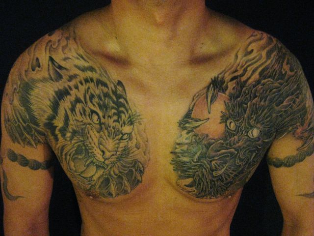 虎,龍,ブラック＆グレー,胸タトゥー/刺青デザイン画像
