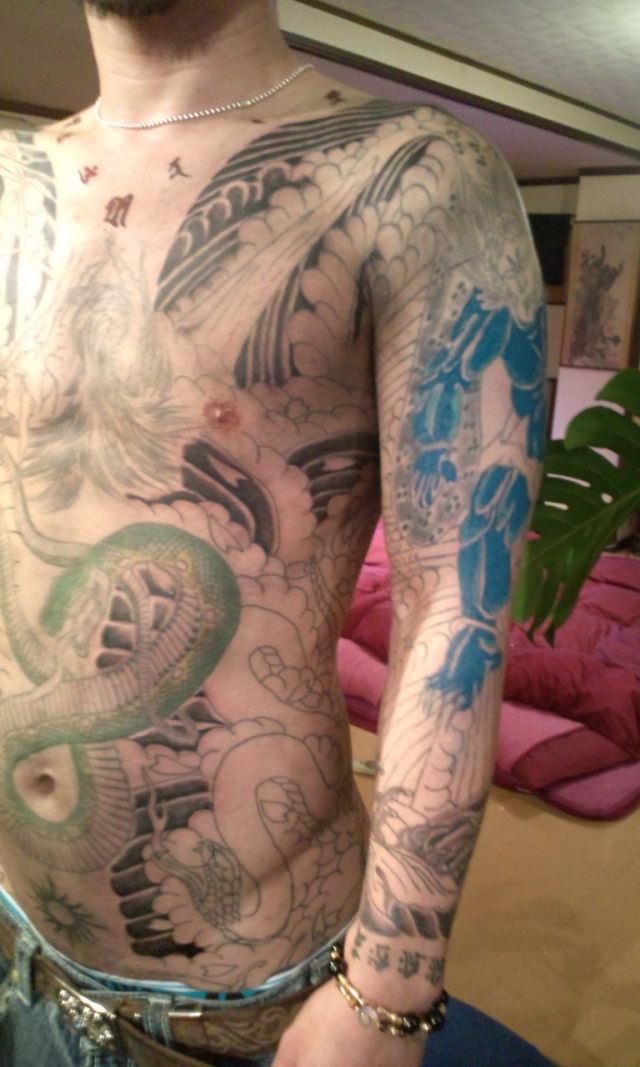 胸割り,十分袖,蛇,人物タトゥー/刺青デザイン画像