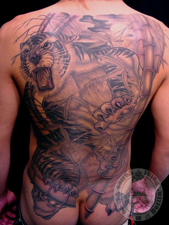 背中,虎,ブラック＆グレイ,烏彫りタトゥー/刺青デザイン画像