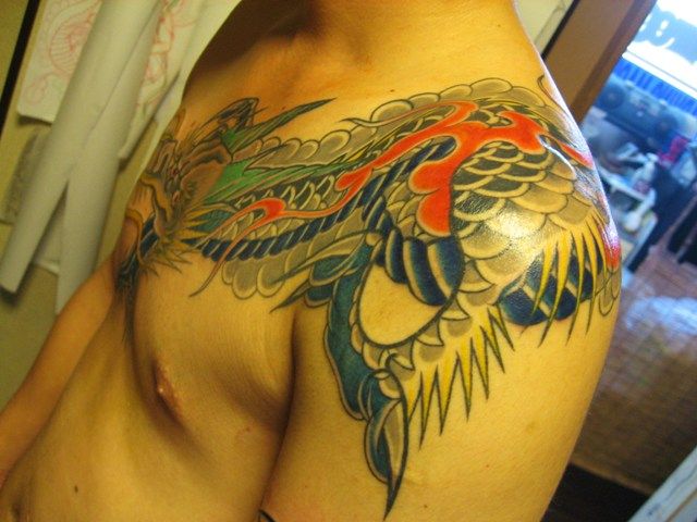 胸,龍タトゥー/刺青デザイン画像
