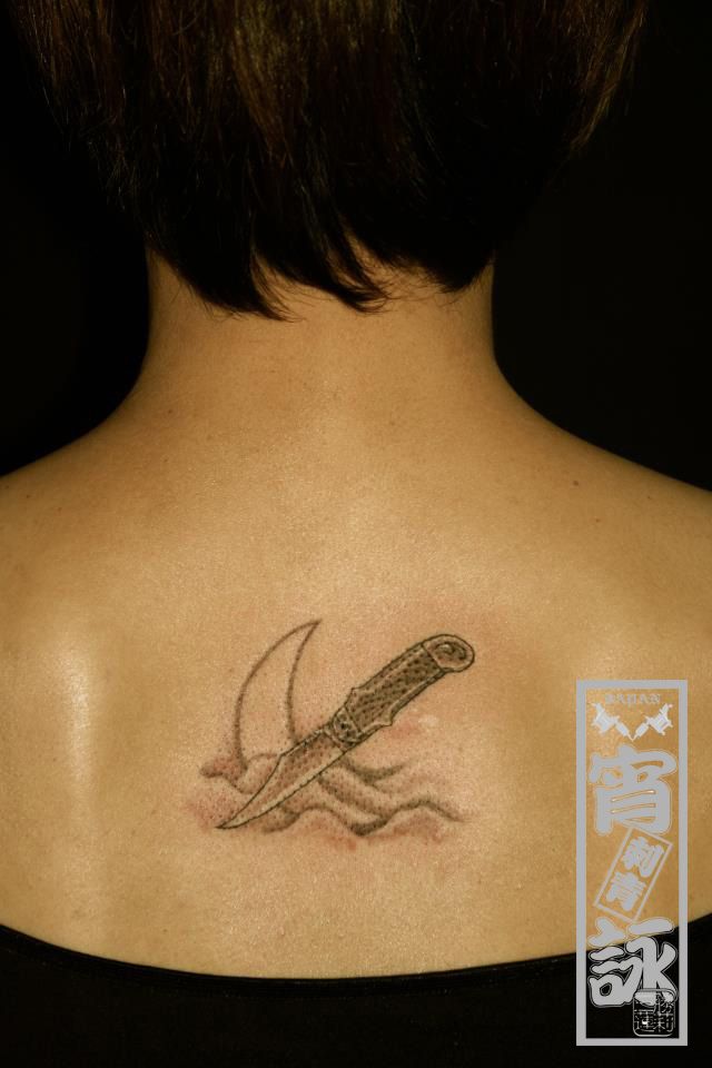 背中,ナイフ,月,波,ブラック＆グレータトゥー/刺青デザイン画像