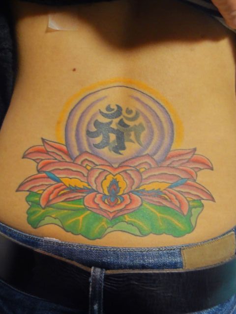 女性,腰,蓮,梵字,花,植物タトゥー/刺青デザイン画像