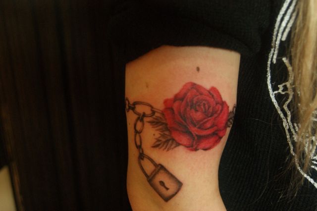 腕,手,女性,二の腕,薔薇,花,鍵,鍵穴,植物,カラータトゥー/刺青デザイン画像