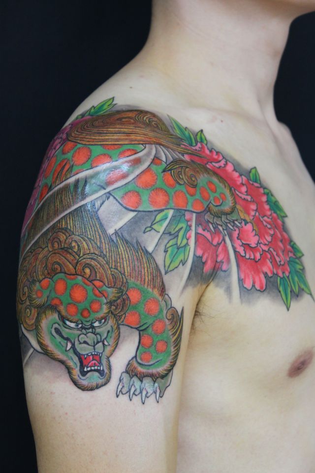 腕,肩,男性,唐獅子,胸,唐獅子牡丹,カラータトゥー/刺青デザイン画像