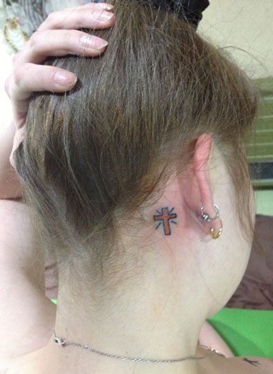 女性,耳,十字架,クロス,カラータトゥー/刺青デザイン画像