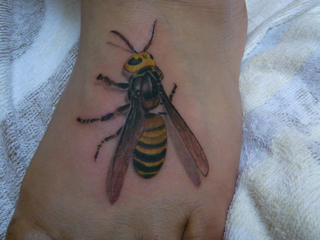 足,蜂,カラータトゥー/刺青デザイン画像