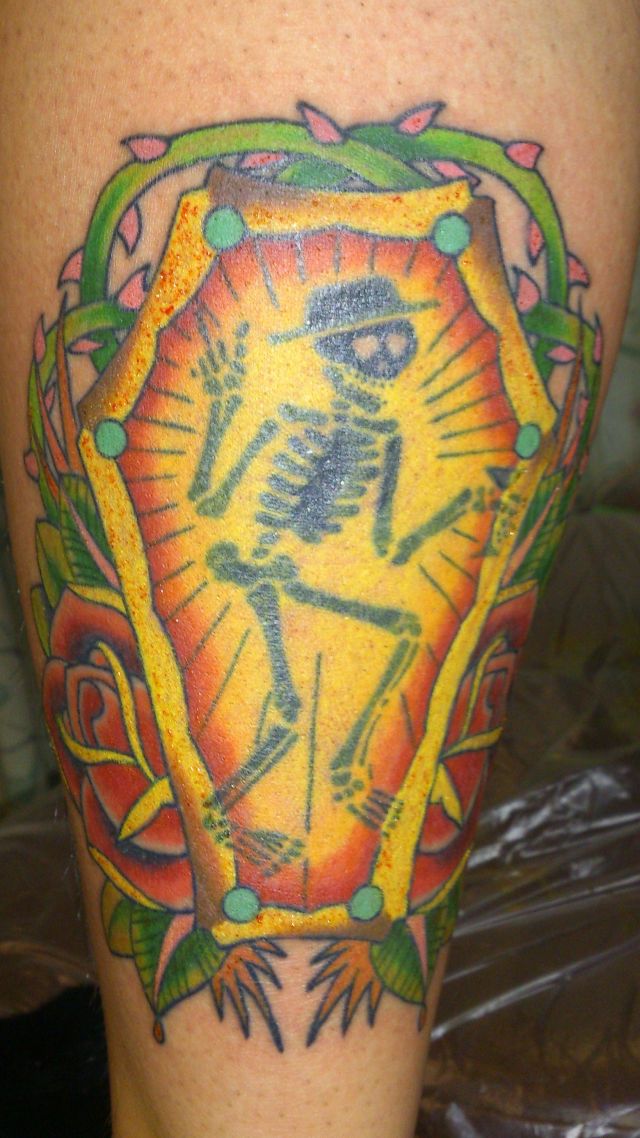 足,ふくらはぎ,スカル,バラ,髑髏,棺桶,カラータトゥー/刺青デザイン画像