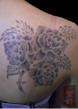 背中,女性,フラワー,ワンポイント,薔薇,花,ブラック＆グレイ,ブラック＆グレータトゥー/刺青デザイン画像